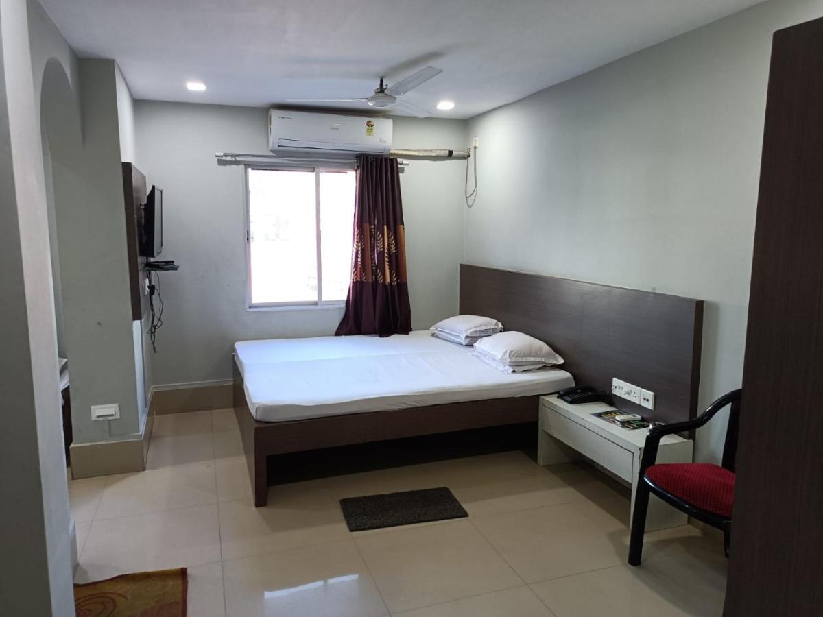 Kusum Hotel Dibrugarh Exterior foto