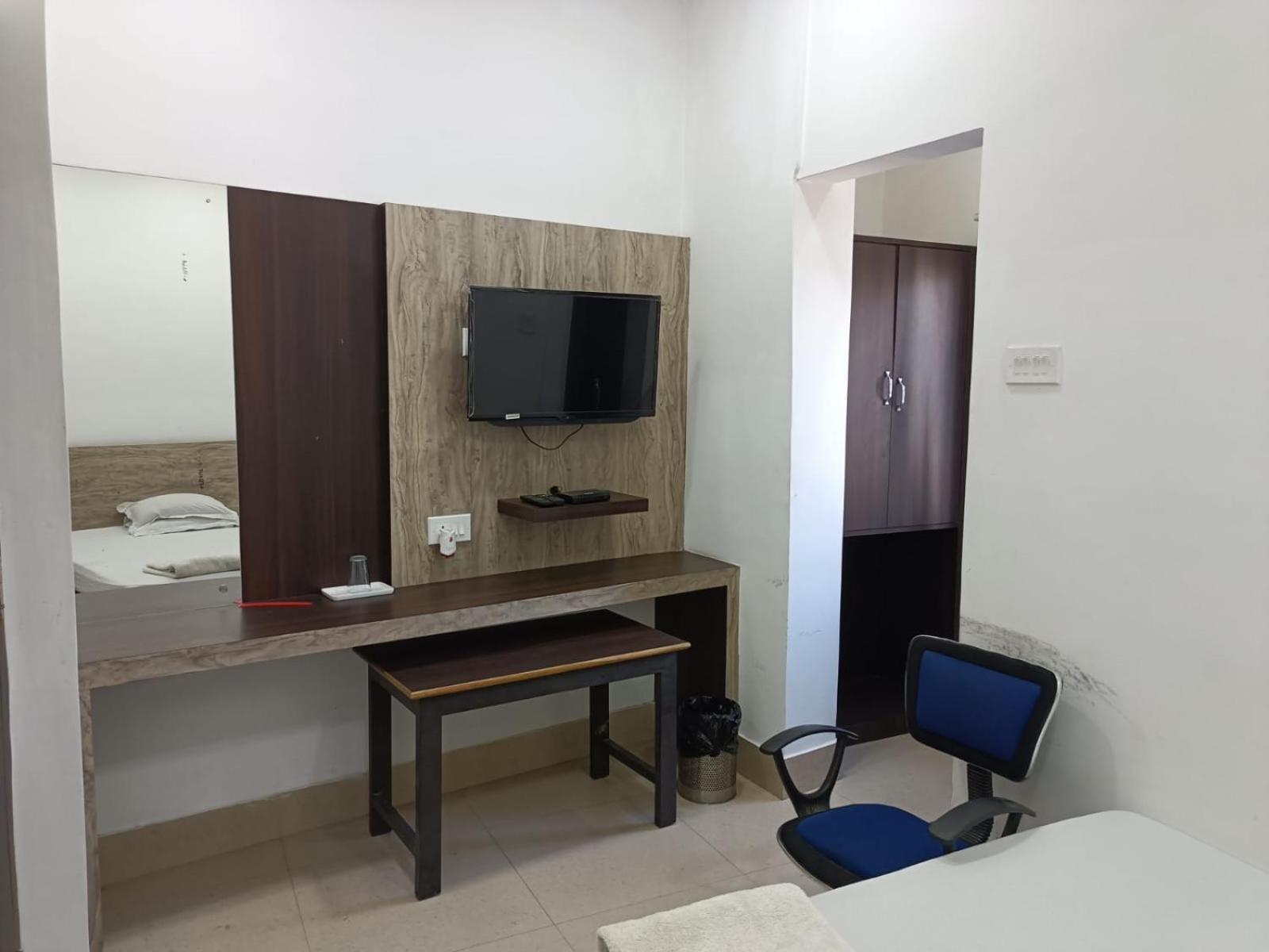 Kusum Hotel Dibrugarh Exterior foto